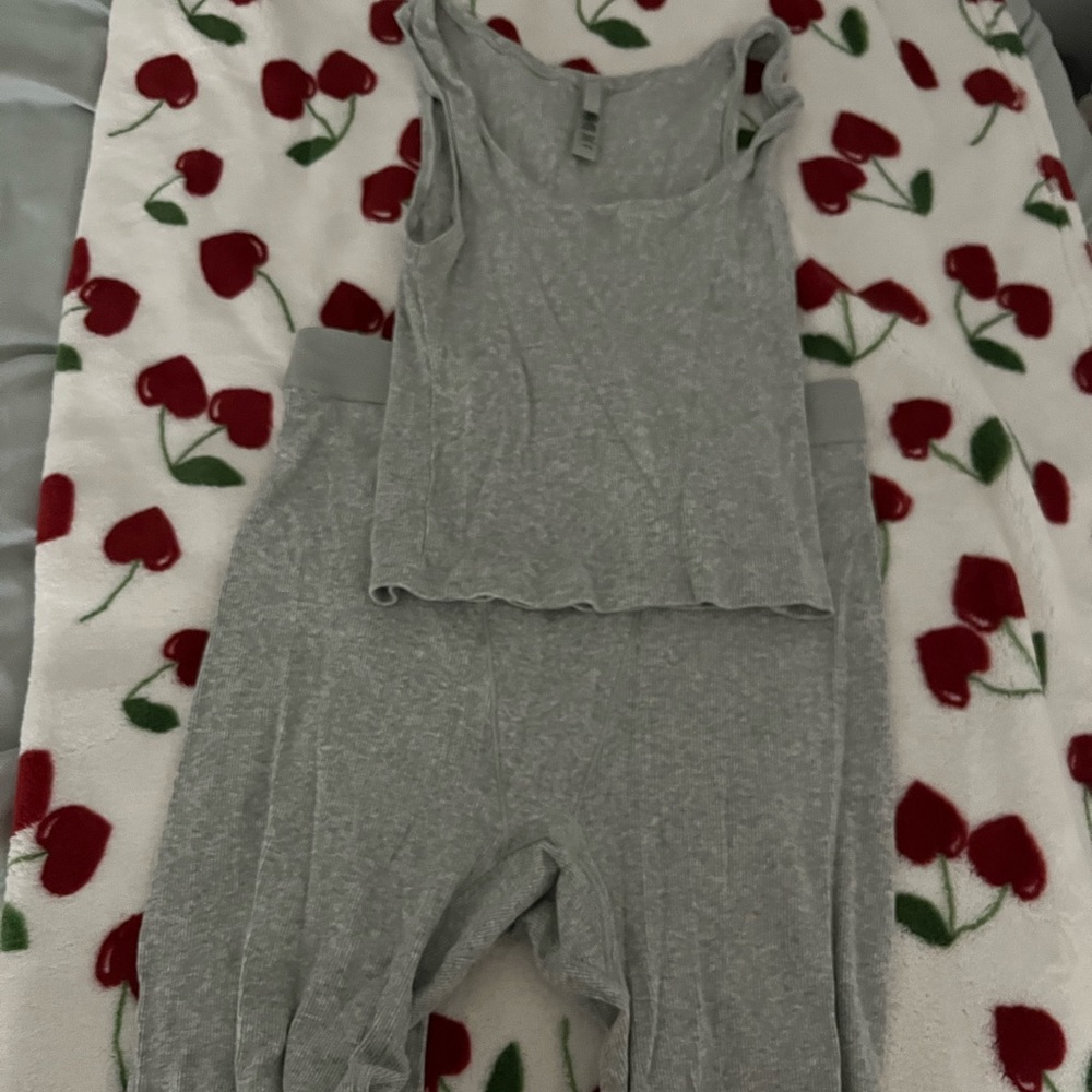 Skims grey set tank top and leggings!